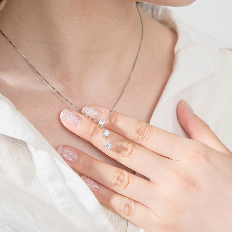 〈 甲府ジュエリー 〉プラチナ 1.0ct スリーダイヤモンドネックレス　63-8587