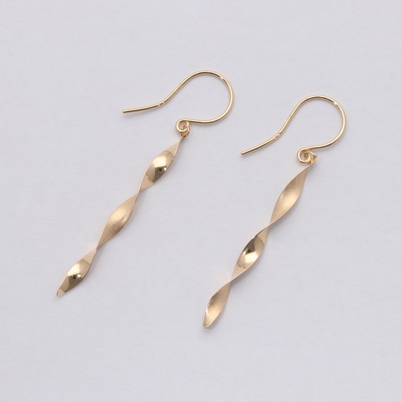 〈 甲府ジュエリー 〉K18　ダブルテクスチャーピアス　GD-3077