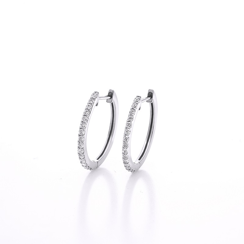 〈 甲府ジュエリー 〉[MADE IN KOFU]K18WG ハーフエタニティダイヤフープピアス Mサイズ 0.3ct TI-012