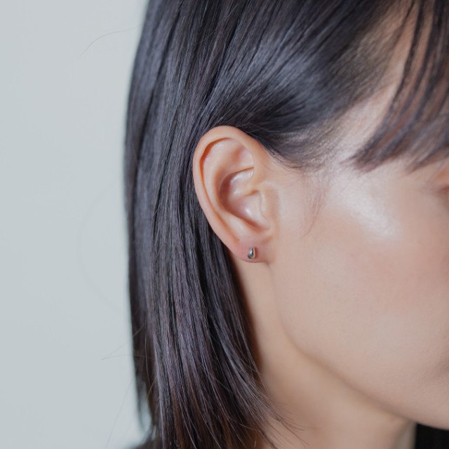 ＜ 甲府ジュエリー ＞【甲府ジュエリー】Pt900プラチナ　しずくピアス　3×5mm（19702159）