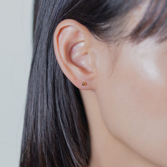 ＜ 甲府ジュエリー ＞【甲府ジュエリー】K18　丸玉ピアス　4mm（17802251）