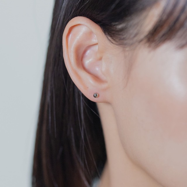 ＜ 甲府ジュエリー ＞【甲府ジュエリー】Pt900　プラチナ　丸玉ピアス　4mm（17802252）