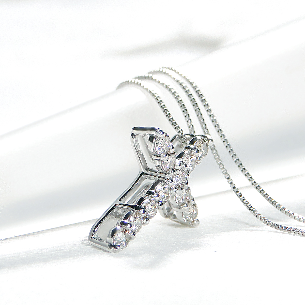 ＜ 甲府ジュエリー ＞Pt ダイヤクロス(0.30ct)　PN 330631