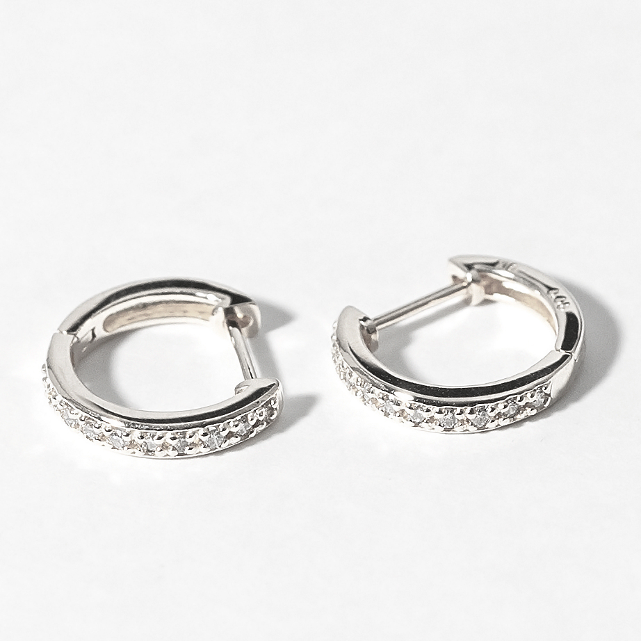 ＜ 甲府ジュエリー ＞K18ホワイトゴールド ダイヤモンドフープピアス(0.1ct)46-3424