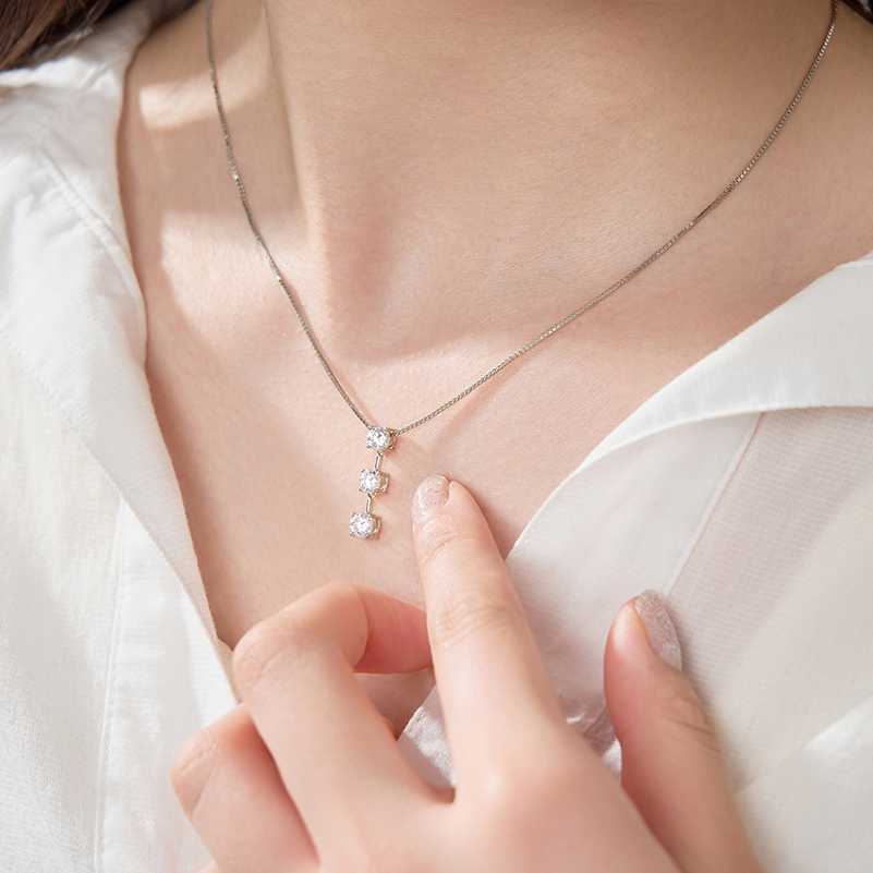 〈 甲府ジュエリー 〉プラチナ 1.0ct スリーダイヤモンドネックレス　63-8587