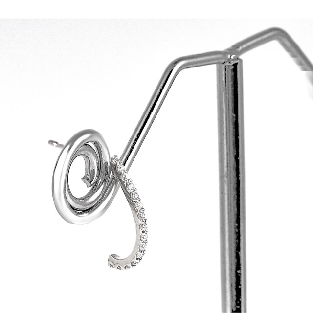 〈 甲府ジュエリー 〉K10WG ダイヤモンド極細ラインピアス　E319DI-2