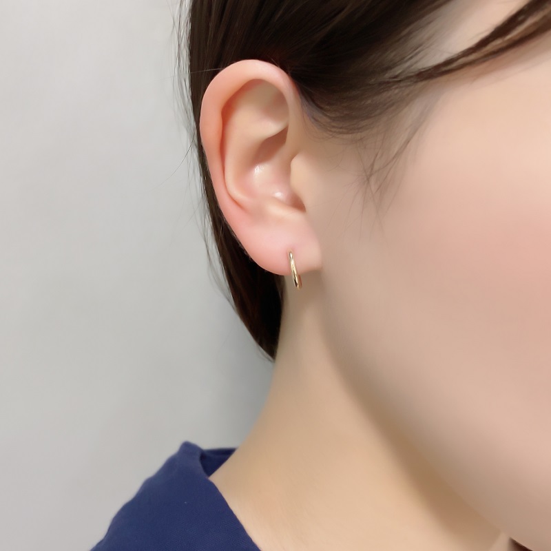 〈 甲府ジュエリー 〉甲丸　小さめ レディース　メンズ　ユニセックス　K10 クロッシングフープピアス　GD-3039