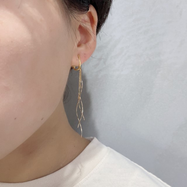 〈 甲府ジュエリー 〉K14GF　ロング　ウェーブ　イヤリング　GFE-4003