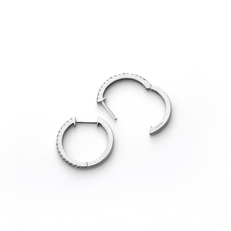 〈 甲府ジュエリー 〉[MADE IN KOFU]K18WG ハーフエタニティダイヤフープピアス Mサイズ 0.3ct TI-012