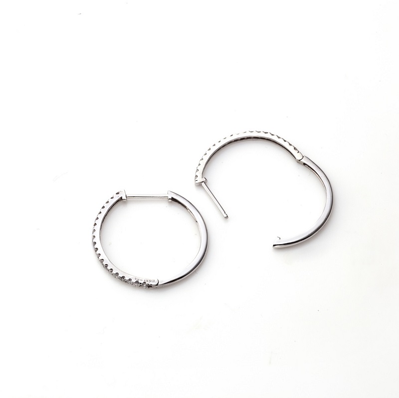 〈 甲府ジュエリー 〉[MADE IN KOFU]K18WG ハーフエタニティダイヤフープピアス Lサイズ 0.5ct TI-014