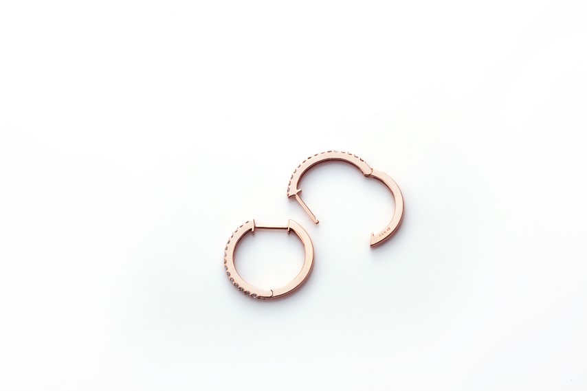 〈 甲府ジュエリー 〉[MADE IN KOFU] K18PG ハーフエタニティダイヤフープピアス Mサイズ 0.3ct TI-969