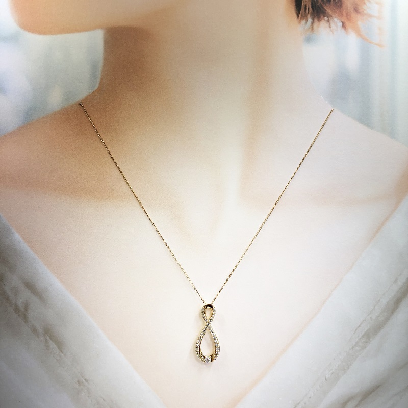 〈 甲府ジュエリー 〉[ ふるさと納税限定企画 ］１８金製 ハート＆キューピッドダイヤ 0.5ct インフィニティー ネックレス 【1458376】