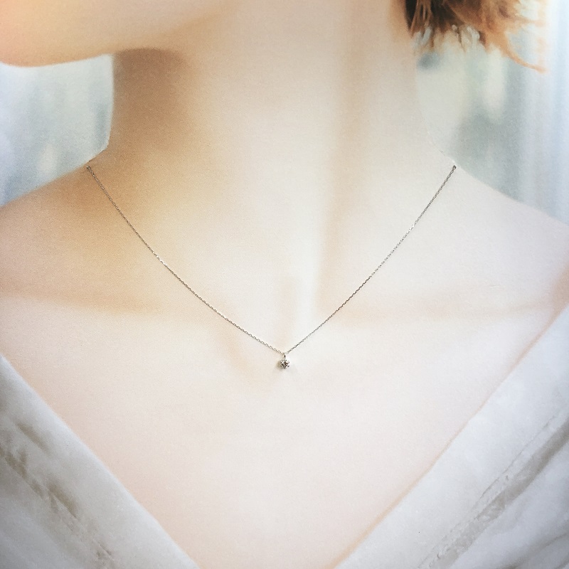 〈 甲府ジュエリー 〉１０金 ホワイトゴールド製 １粒 ダイヤモンド 0.08ct プチネックレス 【1449550】