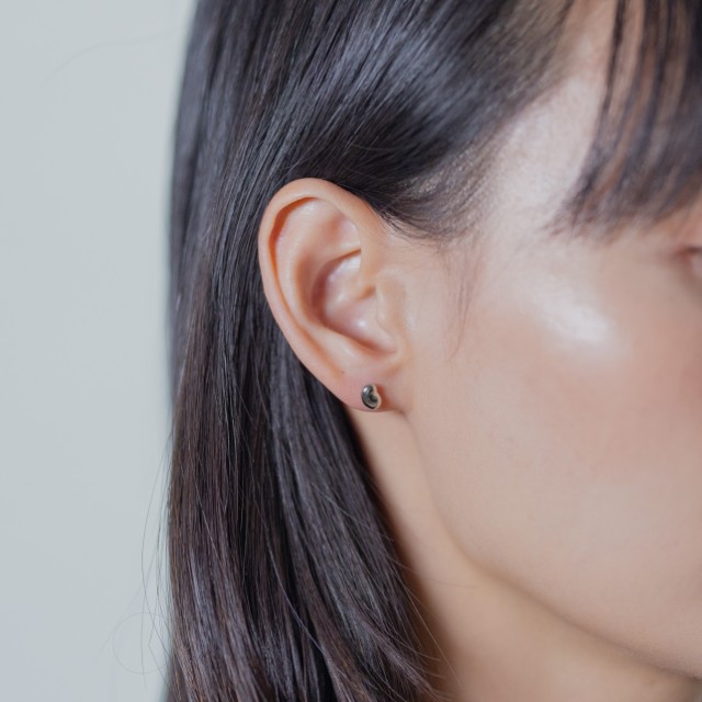 ＜ 甲府ジュエリー ＞【甲府ジュエリー】Pt900プラチナ　豆ピアス（17802238）