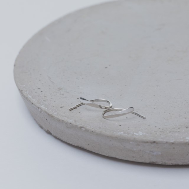 ＜ 甲府ジュエリー ＞【甲府ジュエリー】Pt900　プラチナ　曲線ピアス（15132481）