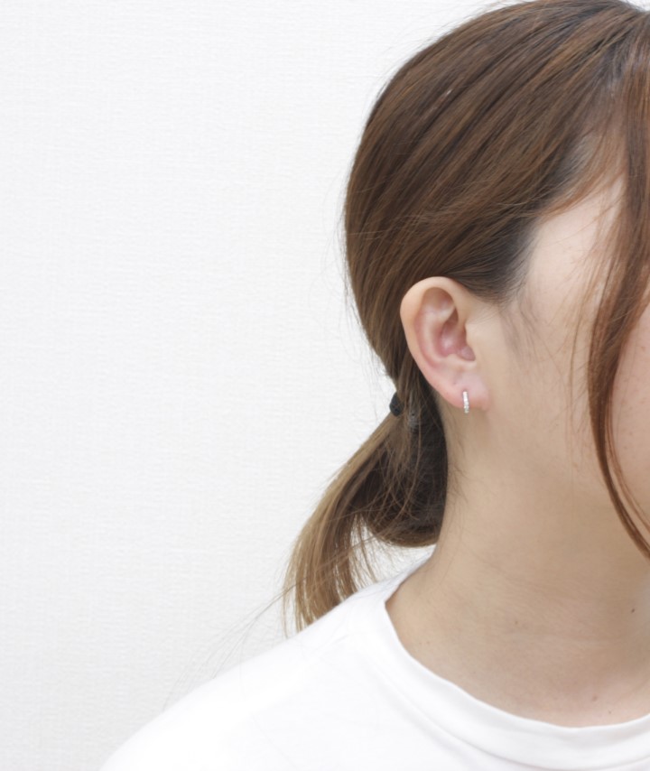 ＜ 甲府ジュエリー ＞PT900 ダイヤフープピアス 中折れ式 0.1ct 0111236