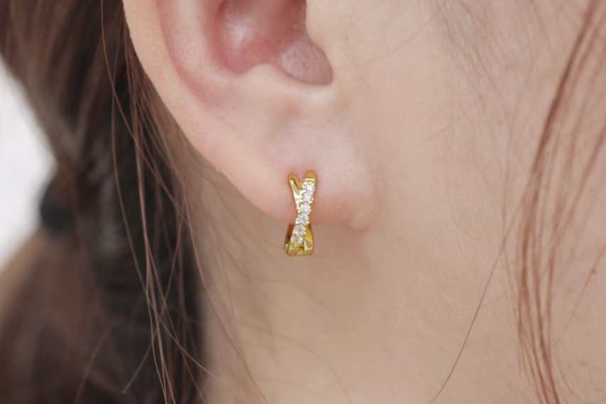 ＜ 甲府ジュエリー ＞K18 イエローゴールド ダイヤフープピアス 中折れ式 0.16ct 0114466