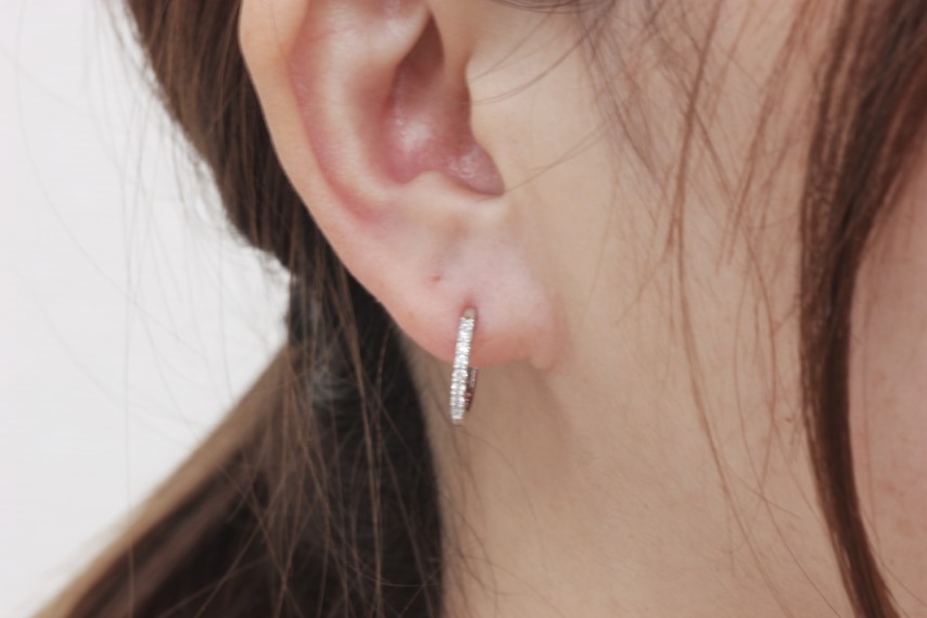 ＜ 甲府ジュエリー ＞PT900 ダイヤフープピアス 中折れ式 0.2ct 0118212