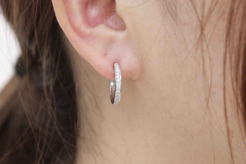 ＜ 甲府ジュエリー ＞PT900 ダイヤフープピアス 中折れ式 0.4ct 1115015PT