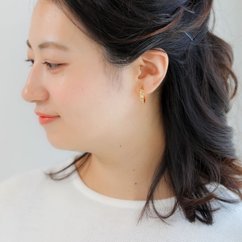 〈 甲府ジュエリー 〉K18 ボリューム 地金 ピアス　15143