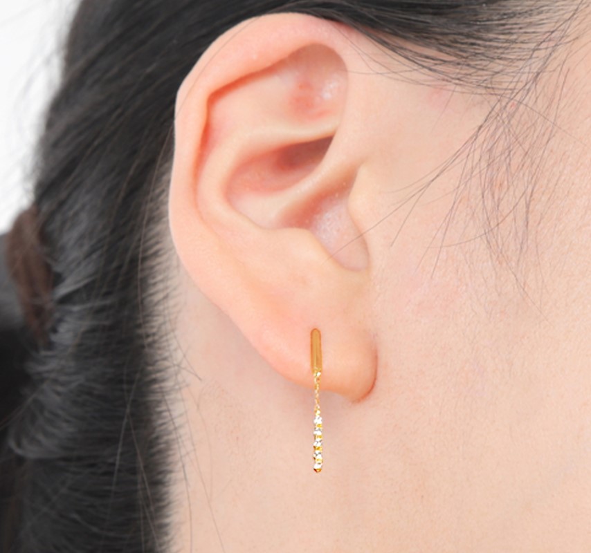 〈 甲府ジュエリー 〉K18ダイヤ　ピアス　トータル0.06ＣＴ　E303DI-Y