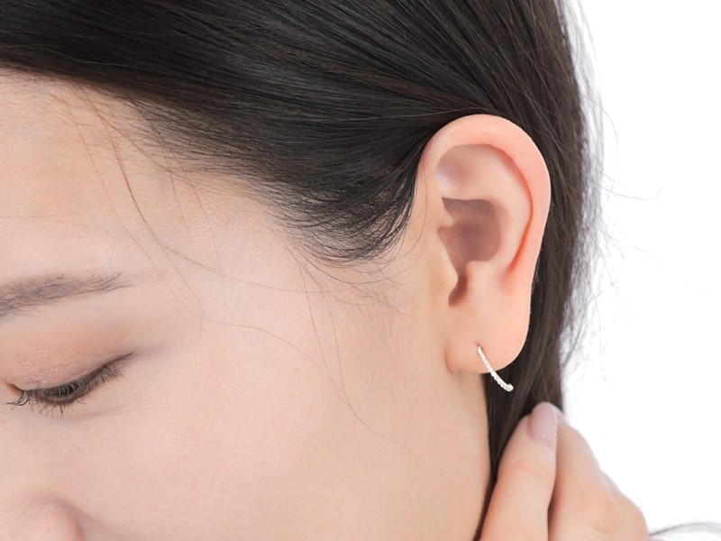 〈 甲府ジュエリー 〉K18ダイヤモンド極細ラインピアス　E319DI-Y