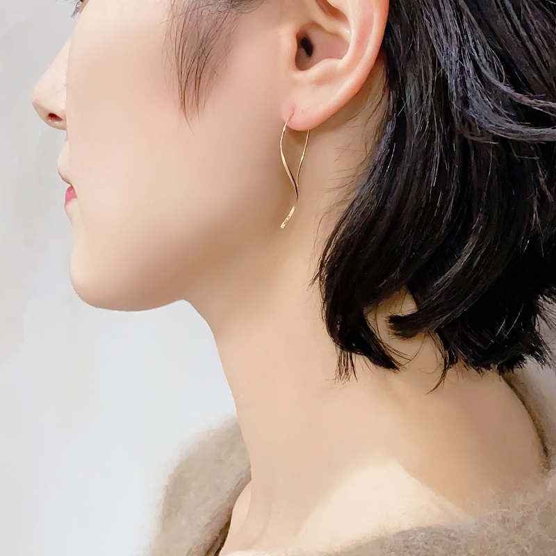 〈 甲府ジュエリー 〉K18 　ゴールド　ウェーブアメリカンピアス GD-3012