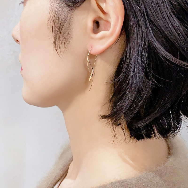 〈 甲府ジュエリー 〉K18 　ダイヤモンド　ゴールド　カーブアメリカンピアス GD-3013