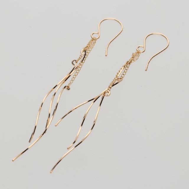 〈 甲府ジュエリー 〉K14GF　ロング　ウェーブ　ピアス　GFP-1247