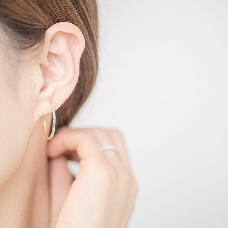 〈 甲府ジュエリー 〉[MADE IN KOFU]K18YG ハーフエタニティダイヤフープピアス Lサイズ 0.5ct TI-015