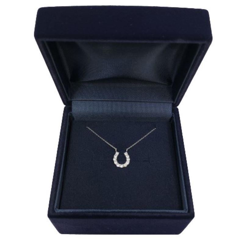 〈 甲府ジュエリー 〉プラチナ製 ハート＆キューピッドダイヤモンド 0.3ct 馬蹄 ペンダントネックレス 【1455909】