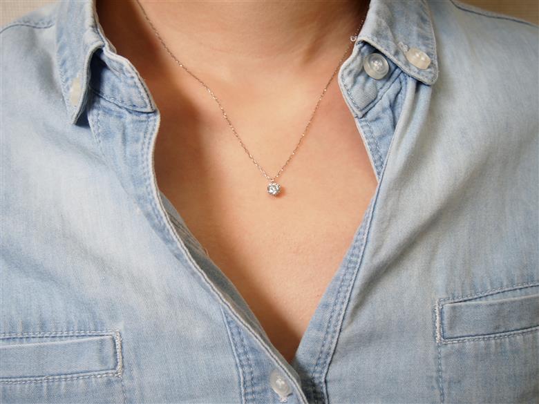 〈 甲府ジュエリー 〉PT900LGD0.5ctUPペンダント LD0004