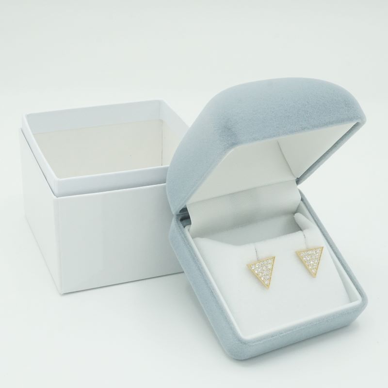 〈 甲府ジュエリー 〉K18YG0.5ct三角ピアス　ラボグロウンダイヤモンドＰ16743