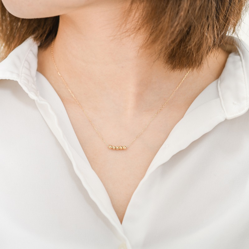 ＜ 甲府ジュエリー ＞K18 イエローゴールド ムーブ ハニーカットボール 5粒 ネックレス BNC-0245