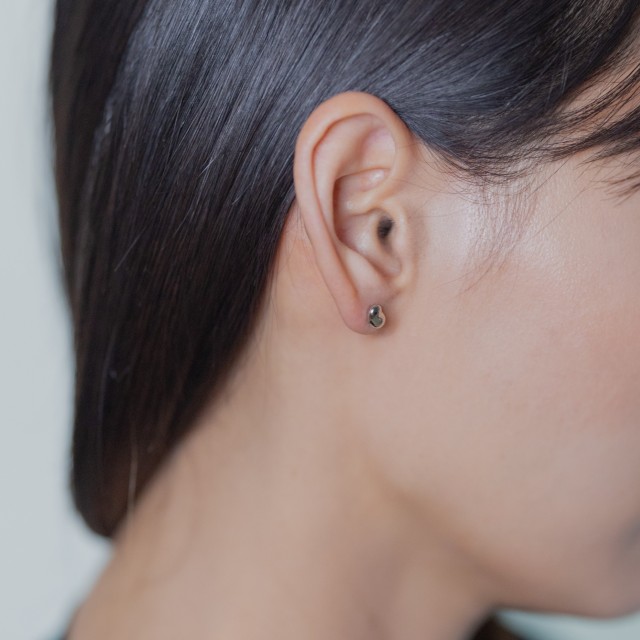 ＜ 甲府ジュエリー ＞【甲府ジュエリー】Pt900プラチナ　豆ピアス（17802238）