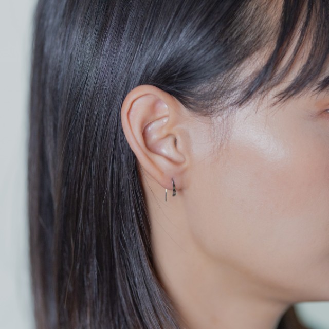 ＜ 甲府ジュエリー ＞【甲府ジュエリー】Pt900　プラチナ　曲線ピアス（15132481）