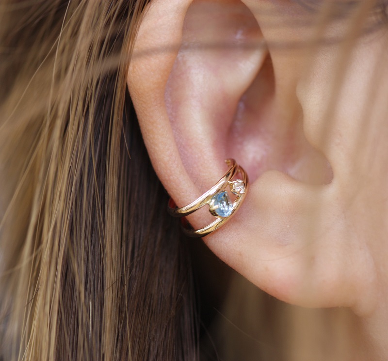 ＜ 甲府ジュエリー ＞K18PG/YG ブルートパーズ/ダイヤモンド 手作り イヤーカフ ジュエリー 03188