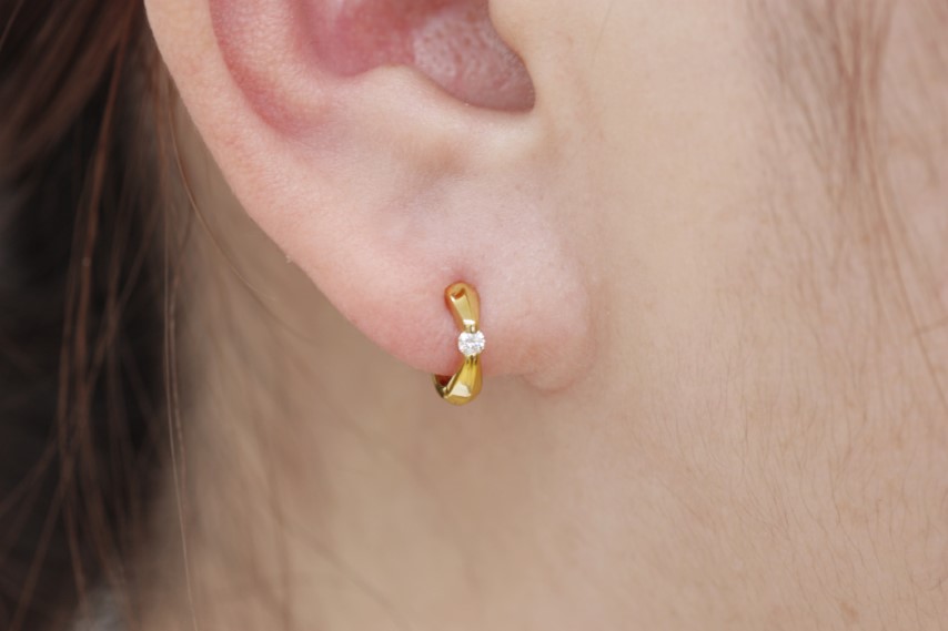 ＜ 甲府ジュエリー ＞K18 イエローゴールド ダイヤフープピアス 中折れ式 0.06ct 0111216