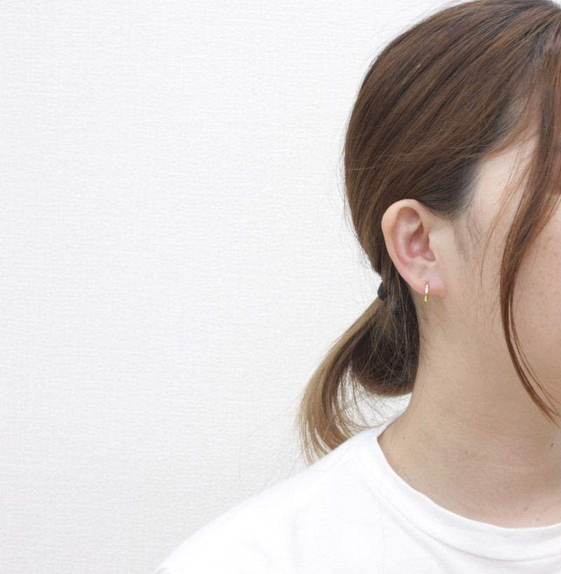 ＜ 甲府ジュエリー ＞ K18 イエローゴールド ダイヤフープピアス 中折れ式 0.02ct 0119231