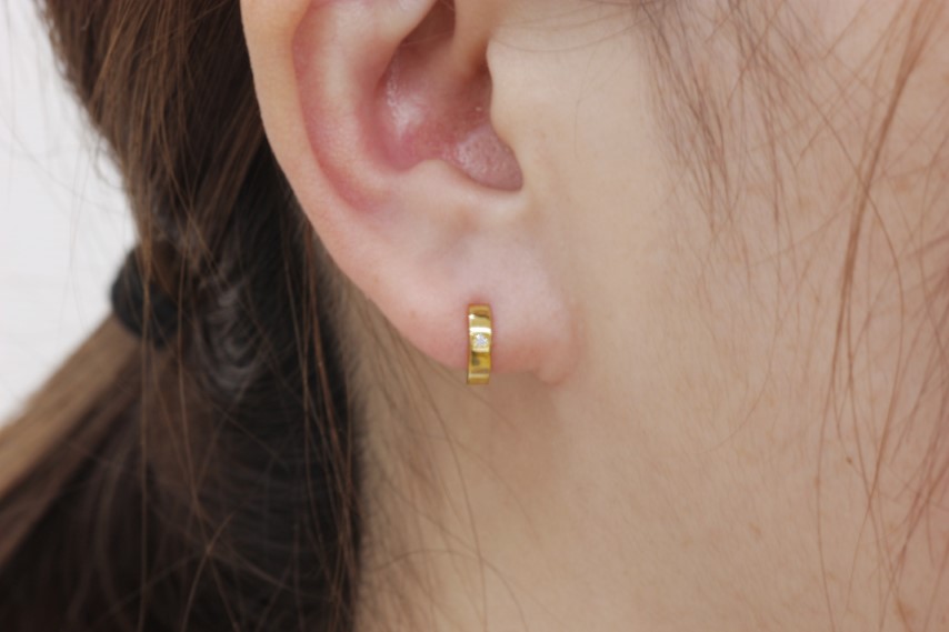 ＜ 甲府ジュエリー ＞K18 イエローゴールド ダイヤフープピアス 中折れ式 0.02ct 0119253