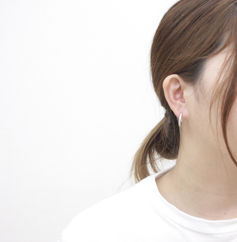 ＜ 甲府ジュエリー ＞PT900 ダイヤフープピアス 中折れ式 0.4ct 1115015PT