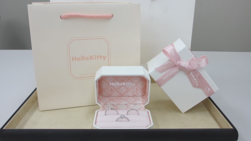 〈 甲府ジュエリー 〉Pt900　ハローキティ×メイフェア指輪【ロンドン・アイ】（婚約指輪転用可）LF1368