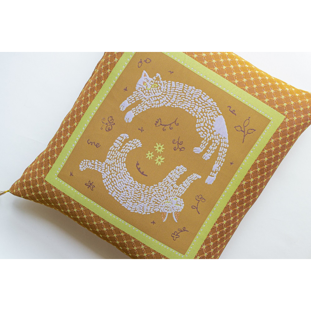 ギュッとしてホッとする小さなザブトン　ひるねのねこシリーズ　お庭のねこ（ベージュ）