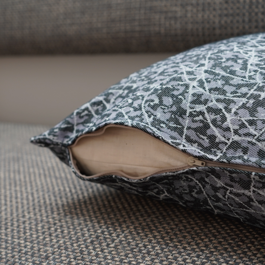 座れるクッション　cocioroso 御影石