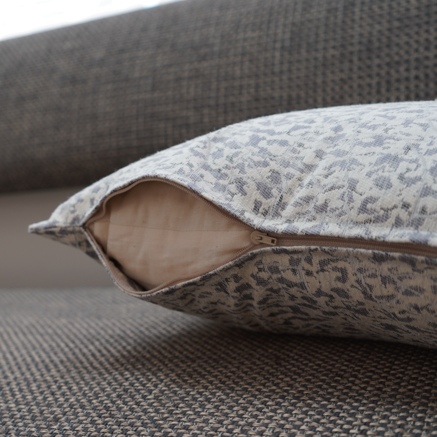 座れるクッション　cocioroso 大理石