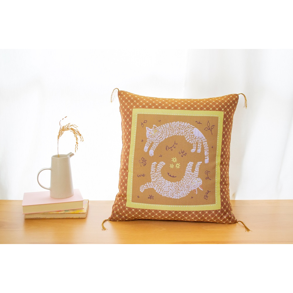 ギュッとしてホッとする小さなザブトン　ひるねのねこシリーズ　お庭のねこ（ベージュ）