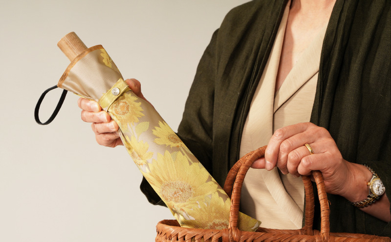 【槙田商店】晴雨兼用折りたたみ傘　絵おり　向日葵　ベージュ