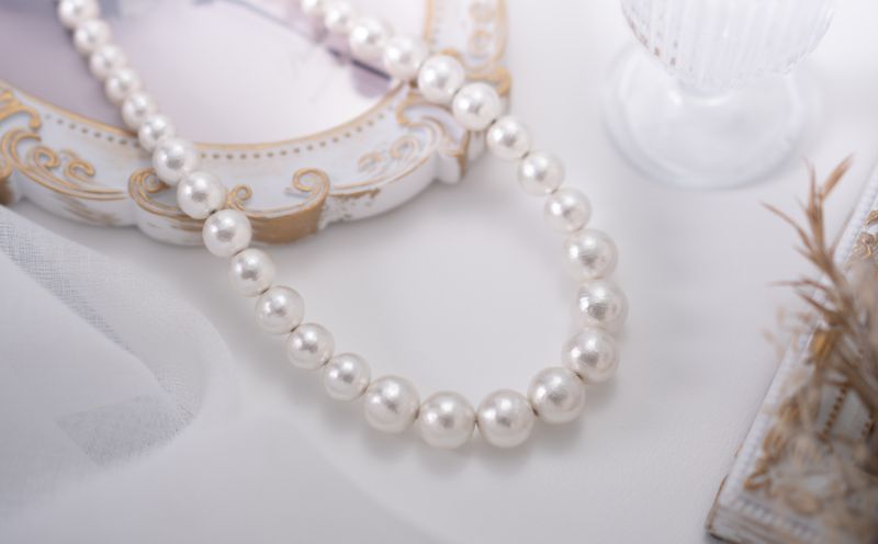 コットンパール「ホワイト」シンプルショートネックレス(金具ゴールド) ホワイト
