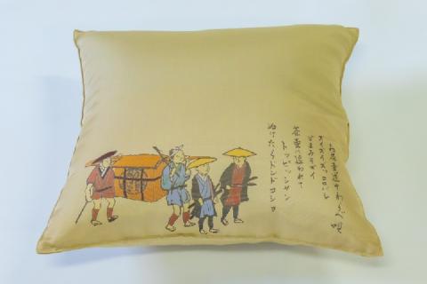 甲州織　羽毛クッション「お茶壷道中」（リユース羽毛）