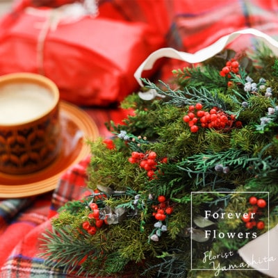 クラシカルなデザインで飾る場所を選ばないクリスマススワッグ